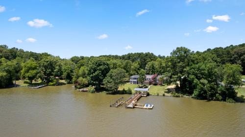 Fort Lawn Maison | Luxury 4-Acre Lakefront Getaway-Hot Tub, Private Dock, Paddleboards, Pool Table & Karaoke!
