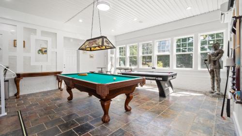 Fort Lawn Maison | Luxury 4-Acre Lakefront Getaway-Hot Tub, Private Dock, Paddleboards, Pool Table & Karaoke!