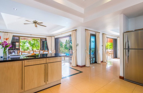 Kata Villa | Luxury 4 bed villa, rooftop infinity pool w/Ocean Views