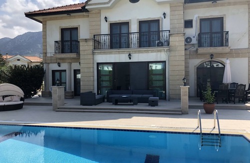 Kyrenia District Maison | Villa méditerranéenne de luxe avec 4 chambres et 3 salles de bains à Lapta à quelques minutes de la mer