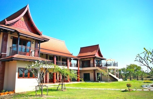 Udon Thani Villa | Villa de luxe avec 4 chambres et piscine entièrement équipée, nichée dans les rizières d'Isan