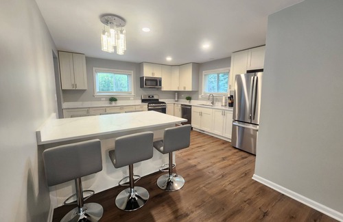 Willowbrook Maison | Luxury 4-bedroom home in beautiful Willowbrook Forest Preserve area with AC WiFi