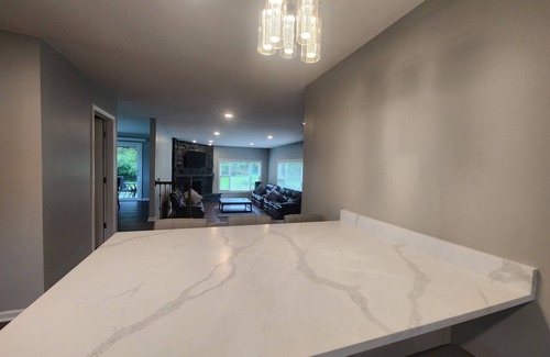 Willowbrook Maison | Luxury 4-bedroom home in beautiful Willowbrook Forest Preserve area with AC WiFi