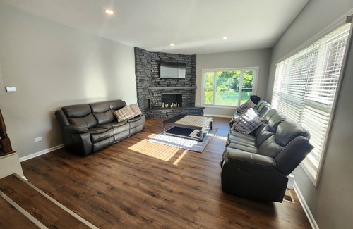 Willowbrook Maison | Luxury 4-bedroom home in beautiful Willowbrook Forest Preserve area with AC WiFi