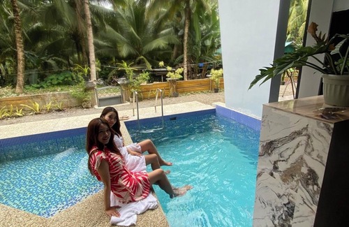 Poro Maison | Luxury 4-bedroom house with WiFi, AC ,pool, KARAOKE, in Camotes Island Cebu.