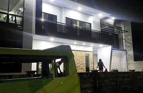 Poro Maison | Luxury 4-bedroom house with WiFi, AC ,pool, KARAOKE, in Camotes Island Cebu.