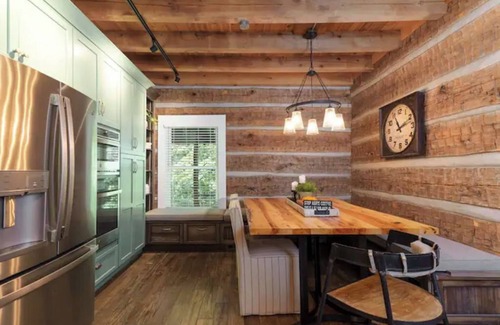 Waddy Cabine | Luxury 4 bedroom Log Cabin on 32 acres only 10 minutes from Frankfort, KY