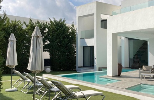 Cala Llenya Villa | Luxury 4-Bedroom Villa, 1 Min to Beach - Ideal for Families, Couples & Friends
