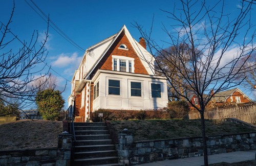 Crestwood Maison | Luxury 4 BR Private Home in Crestwood NW w/ 40' Heated Pool