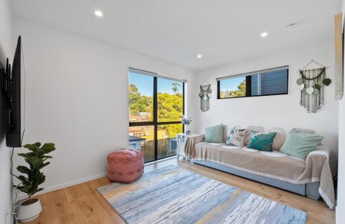 Sunnynook Villa | Luxury 4 BR Retreat 4 bath with 3 Master Suites and Kids' Playroom