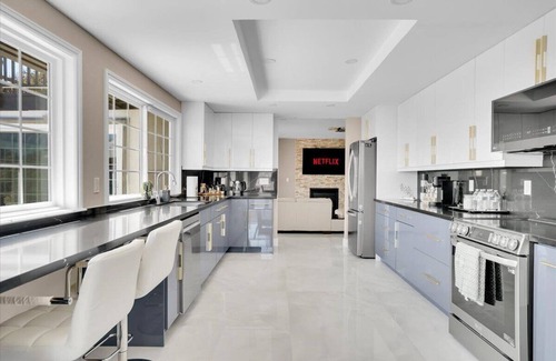 Spring Valley Maison | Luxury 4 BR w/ Serene Lake Views