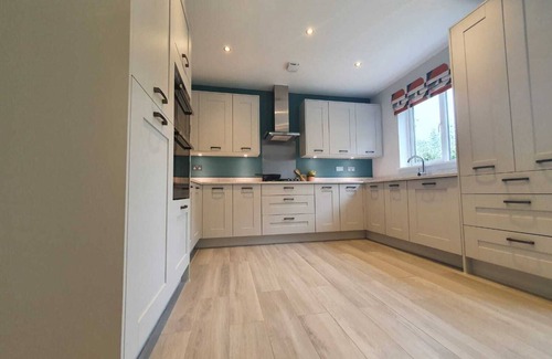 Luton Maison | Luxury 4 - New Bedroom House