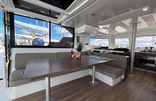 Lubbers Quarters Cay Location De Bateaux | Luxury 4 stateroom catamaran perfectly located on the docks of Conch Inn Marina