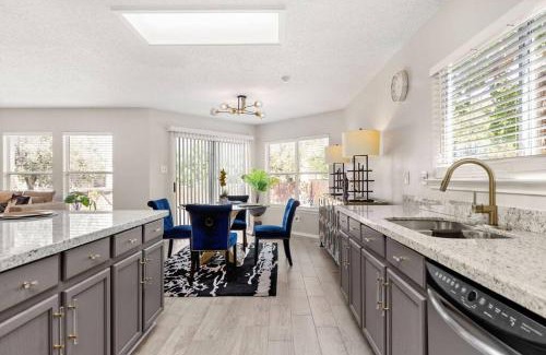 North San Antonio - SAT Maison | Luxury 4B Getaway near Airport Executive Suite