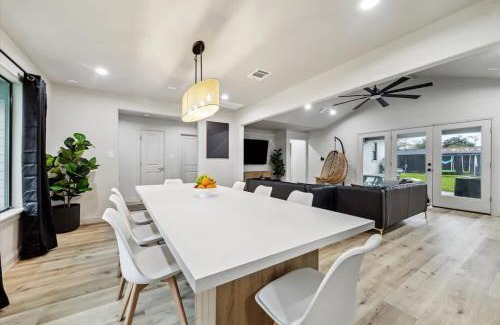 Westbury Maison | Luxury 4Bd 2Ba w Hot-Tub & Cinema Room - 14 guest