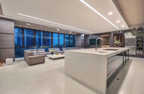 Popular Appartement | Luxury 2BR Glass Penthouse right in Lleras Park