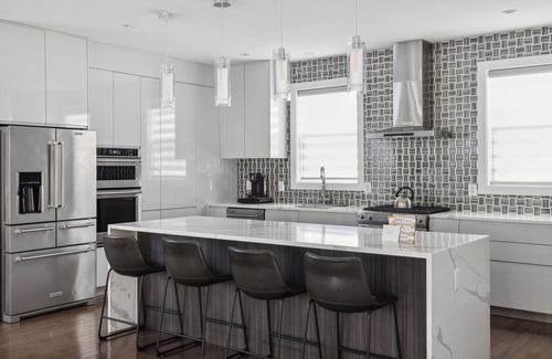 Southeast Maison | Luxury 4BR home 7 mins to US Capital, Rooftop deck, in Washington Free Parking