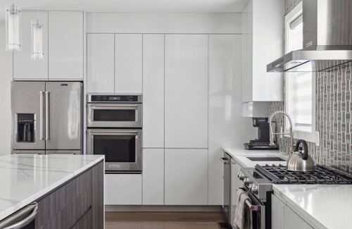 Southeast Maison | Luxury 4BR home 7 mins to US Capital, Rooftop deck, in Washington Free Parking