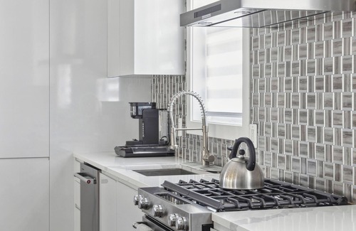 Southeast Maison | Luxury 4BR home 7 mins to US Capital, Rooftop deck, in Washington Free Parking