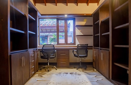 Los Naranjos Maison | Luxury 4BR house near el Tesoro- 10 min walk
