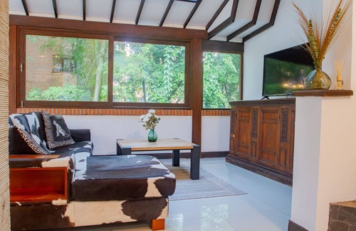 Los Naranjos Maison | Luxury 4BR house near el Tesoro- 10 min walk