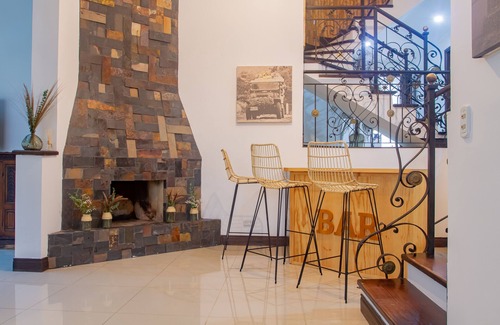 Los Naranjos Maison | Luxury 4BR house near el Tesoro- 10 min walk
