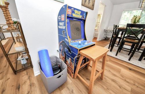 Barker Villa | Luxury 4BR Katy Home Sleeps 10 with Game Room and Large Fenced Yard
