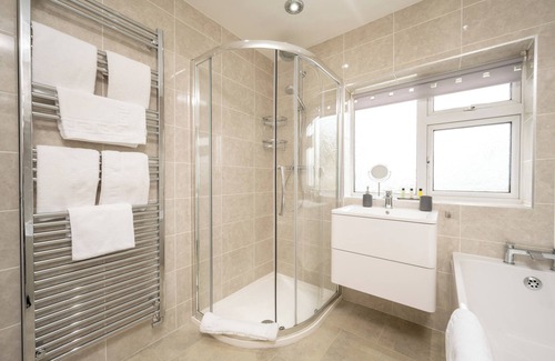 Barnt Green Maison | Luxury 5 Bed House With Parking & Garden In The Heart of Shirley Solihull