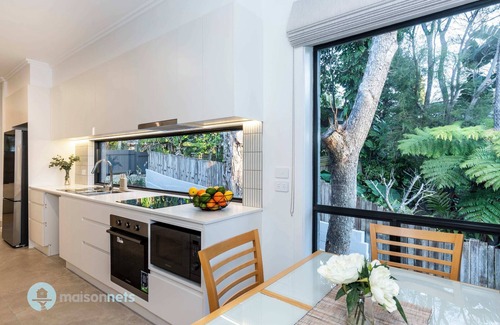 Manly Vale Maison | Luxury 5 Bedroom House With Aircon & Granny Flat