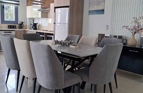 Ayia Thekla Villa | Profitez du luxe de séjourner dans une grande villa en bord de mer - les vues sont incroyables