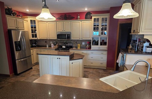 Geneseo Maison | Luxury 5 BR home on private wooded lot near QC, w/hot tub, rec & fitness room