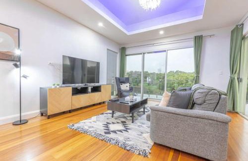 Melrose Park Maison | Luxury 5BD house w water view in Melrose Park