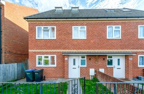Petham Maison | Luxury 5BR House, Chartham,Canterbury With Hot Tub