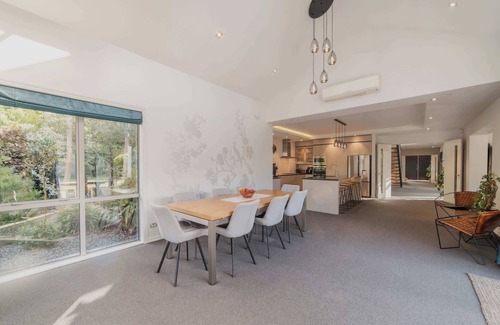 Christchurch Villa | Luxury 5BR Villa: BBQ, Hot Tub, Dining, Golf