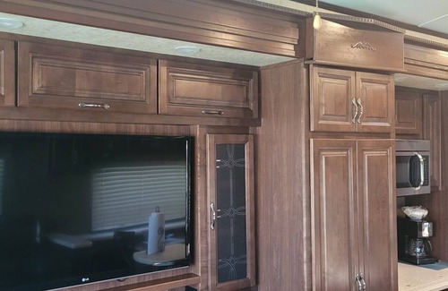 Oak Hill Maison | LUXURY 5TH WHEEL WITH FULL DECK directly on the water