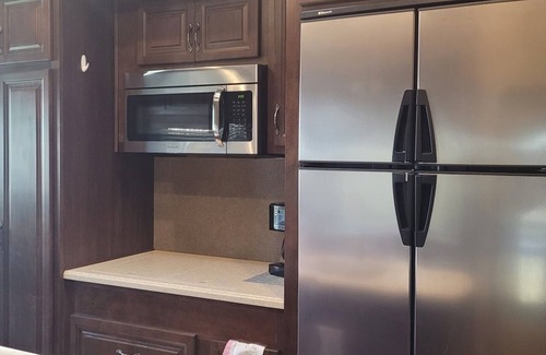 Oak Hill Maison | LUXURY 5TH WHEEL WITH FULL DECK directly on the water