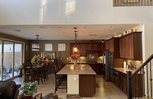 Palm Valley Maison | Luxury 6 Bedroom - heated pool & spa- close to stadium, golf, & more!