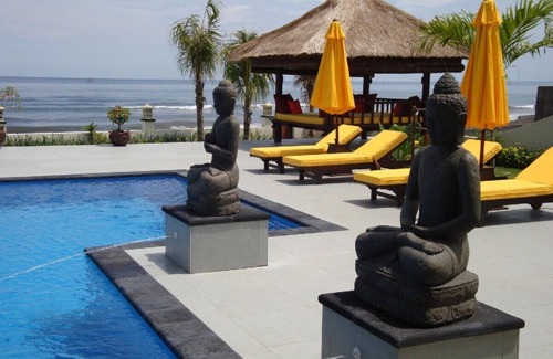 Banjartegehe Villa | Villa de luxe située directement sur la mer incluant le personnel