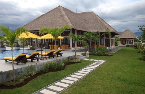 Banjartegehe Villa | Villa de luxe située directement sur la mer incluant le personnel