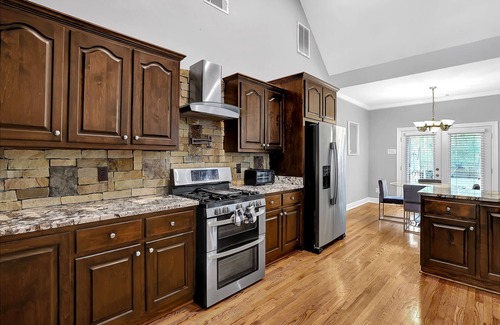 Fayetteville Maison | Luxury 6 bedroom pool, jacuzzi, theater room, game room