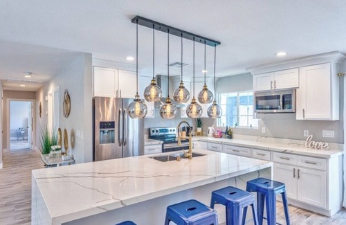 Paradise Villa | Luxury! 6-Bedrooms Modern, Central, big pool & Yard.