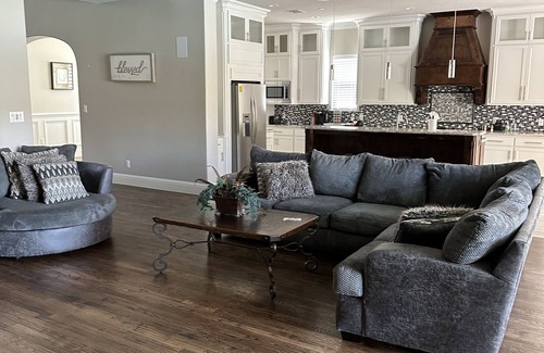 Little Elm Maison | Luxury 6 BR, 5.5 baths with fabulous outdoor kitchen and pool! Sleeps 14