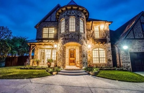 Little Elm Maison | Luxury 6 BR, 5.5 baths with fabulous outdoor kitchen and pool! Sleeps 14