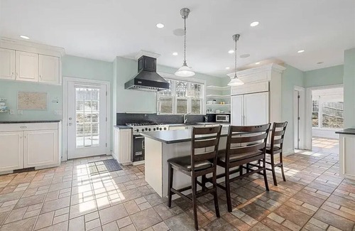 Marblehead Maison | Luxury 6 BR·7 Beds·3.5 BA house in charming Marblehead & walkable to the ocean