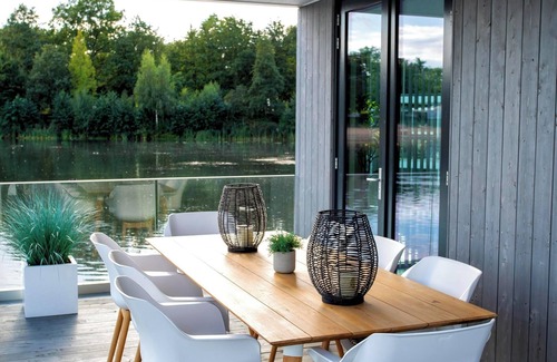 Maasbree Maison | Luxury 6-person lodge with three bathrooms, wine fridge and spacious terrace extending 12 metres over the lake.