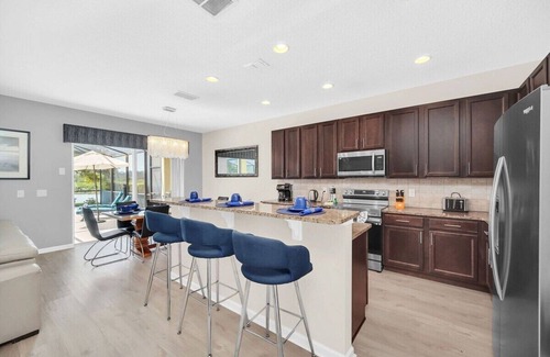 Sunridge Woods Maison | Luxury 6BR Villa | Lagoon-View Pool, Disney & Mario Rooms – Near Parks