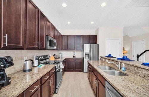 Sunridge Woods Maison | Luxury 6BR Villa | Lagoon-View Pool, Disney & Mario Rooms – Near Parks