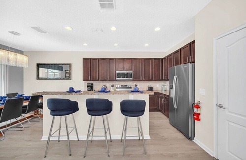 Sunridge Woods Maison | Luxury 6BR Villa | Lagoon-View Pool, Disney & Mario Rooms – Near Parks