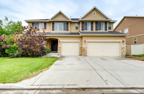 Lehi Maison | Luxury 8-bedroom house-search Chewfaster