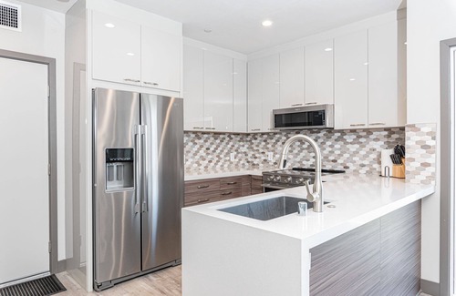 West Newport Copropriété | Luxury 8BR Retreat with AC | Modern Upgrades | 2 Oversized Rooftop Decks!